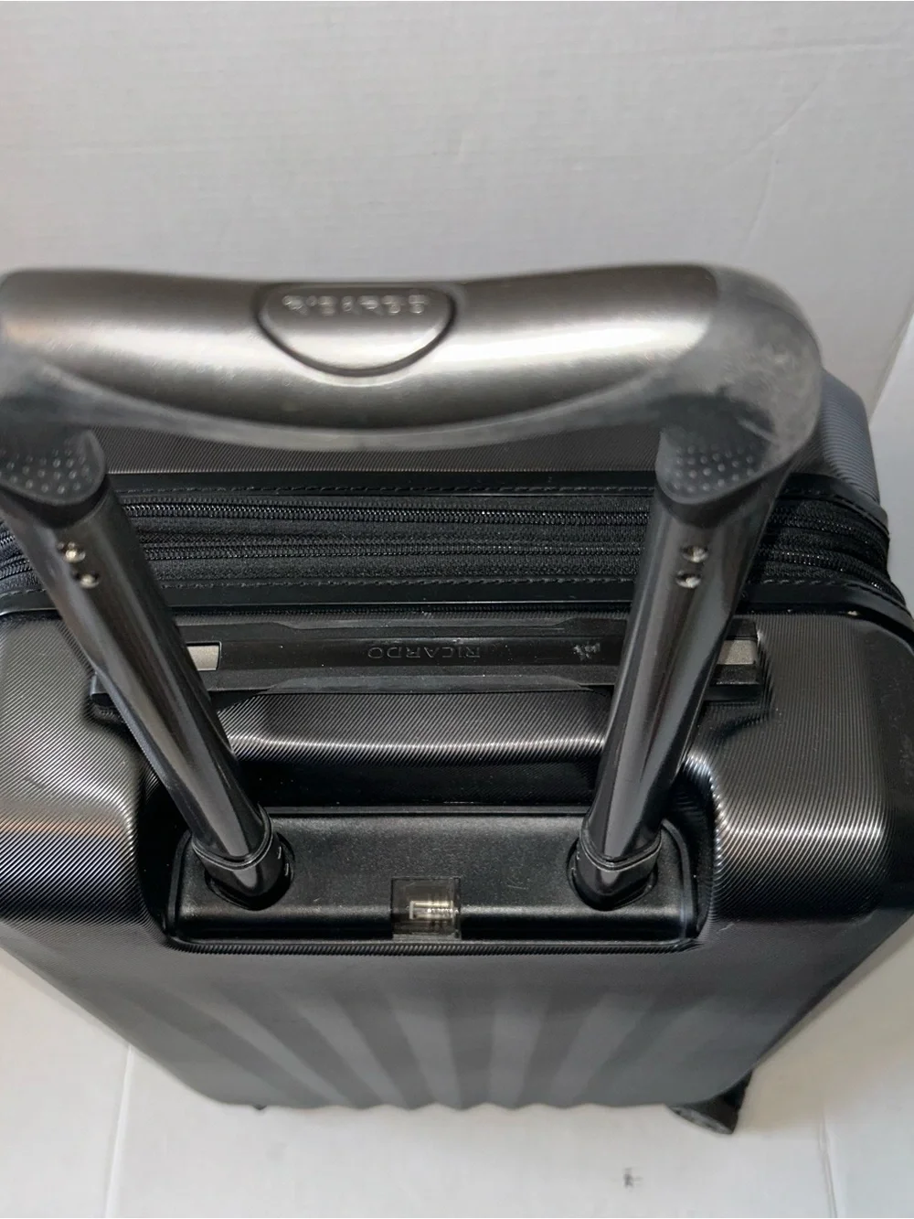 Ricardo Hard Shell Carry-On Luggage in Gunmetal Gray